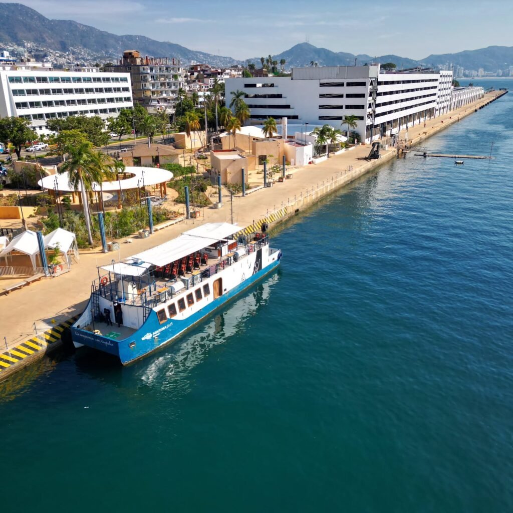 Acapulco desde el Cielo: El Marinabús y la Renovación del Jardín del Puerto