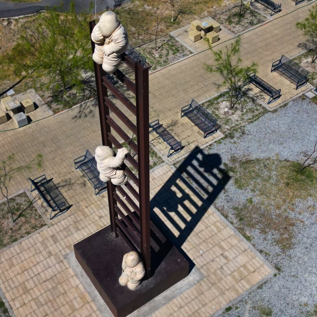 Gigantes Pasos: La Escultura 'Big Big Steps' en Guadalajara desde las Alturas