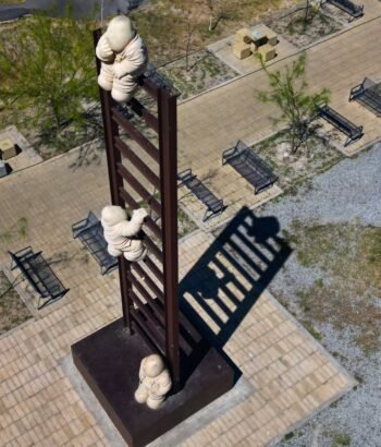 Gigantes Pasos: La Escultura 'Big Big Steps' en Guadalajara desde las Alturas
