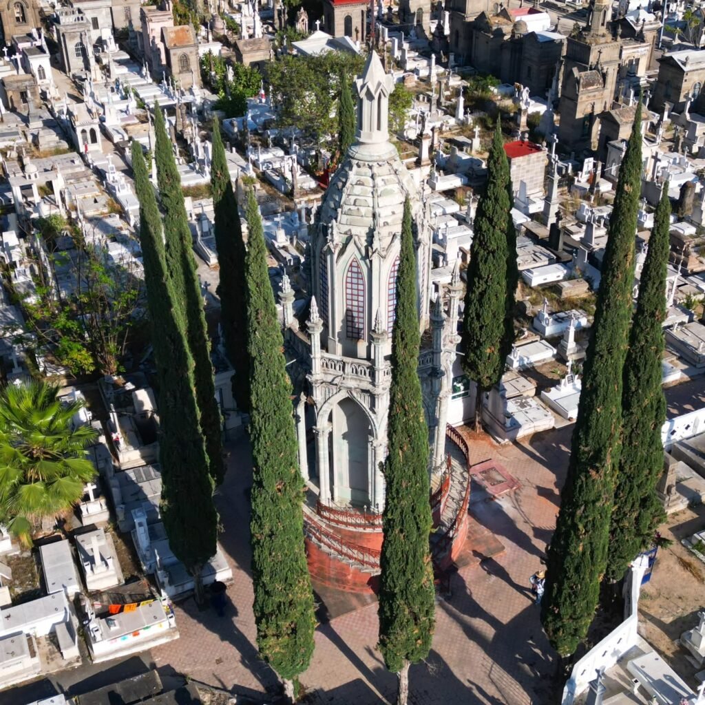 Mezquitán Desde las Alturas: Un Vistazo Único al Panteón de Guadalajara